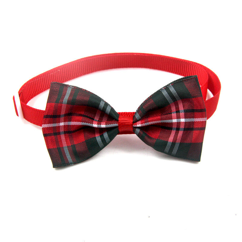 Écharpe à carreaux rouge et noir pour animaux de compagnie, style élégant pour chiens et chats.