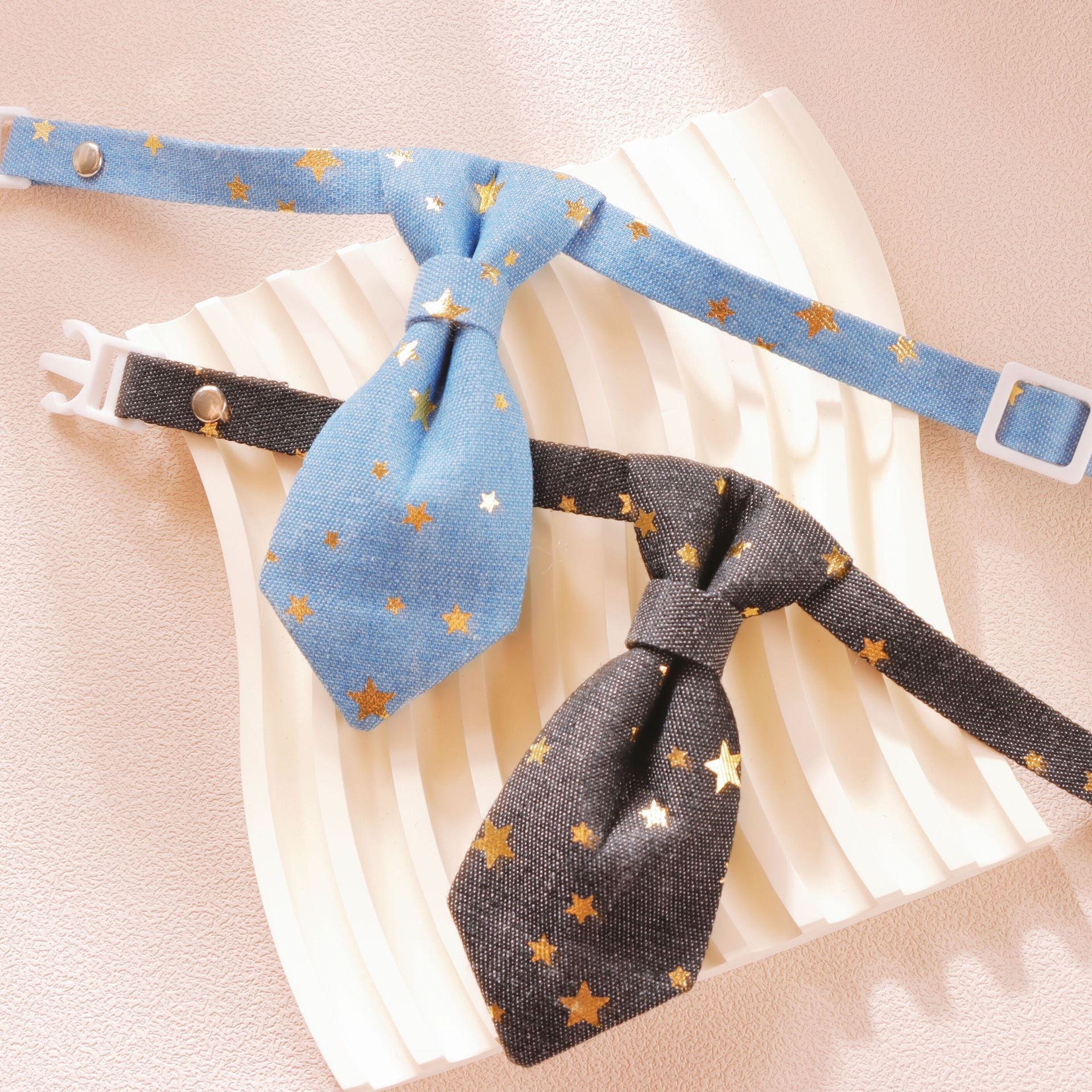 Collier design pour chiens petits avec nœuds en étoiles bleues et noires, élégant et tendance.