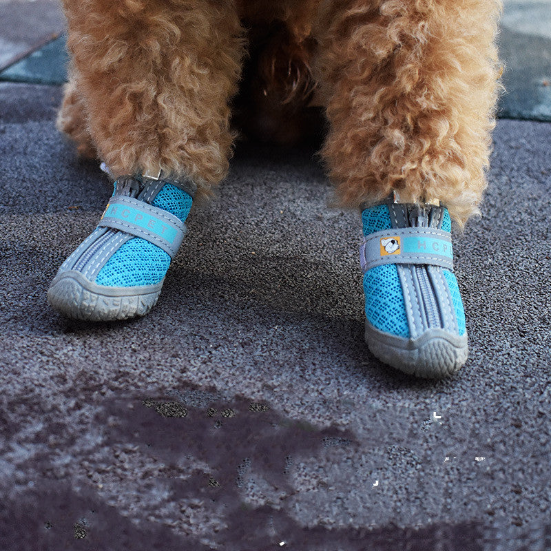 Chaussures pour chiens en rubber, bleu lac, idéales pour garder les pattes au chaud et confortables.