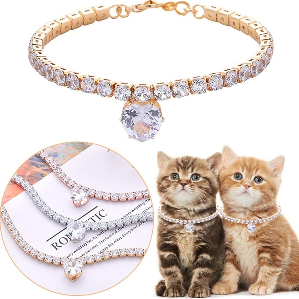 Collier en rhinestones en forme de cœur pour animaux avec deux chatons mignons portant des colliers brillants.