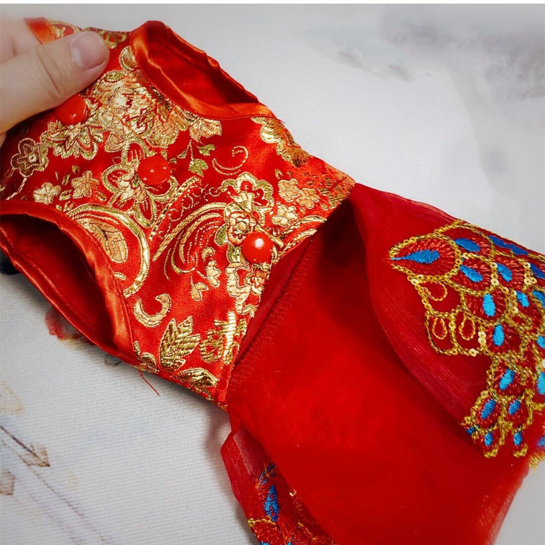 Robe Tang chinoise rouge pour chiens avec broderies et détails raffinés, parfaite pour les occasions spéciales.