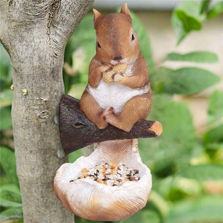 Mangeoire à oiseaux en résine décorative avec un écureuil sur une branche, ajoutant charme au jardin.