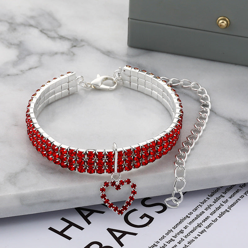 Collier en strass rouge à trois rangées avec pendentif en cœur pour chiens et chats, élégant et confortable.