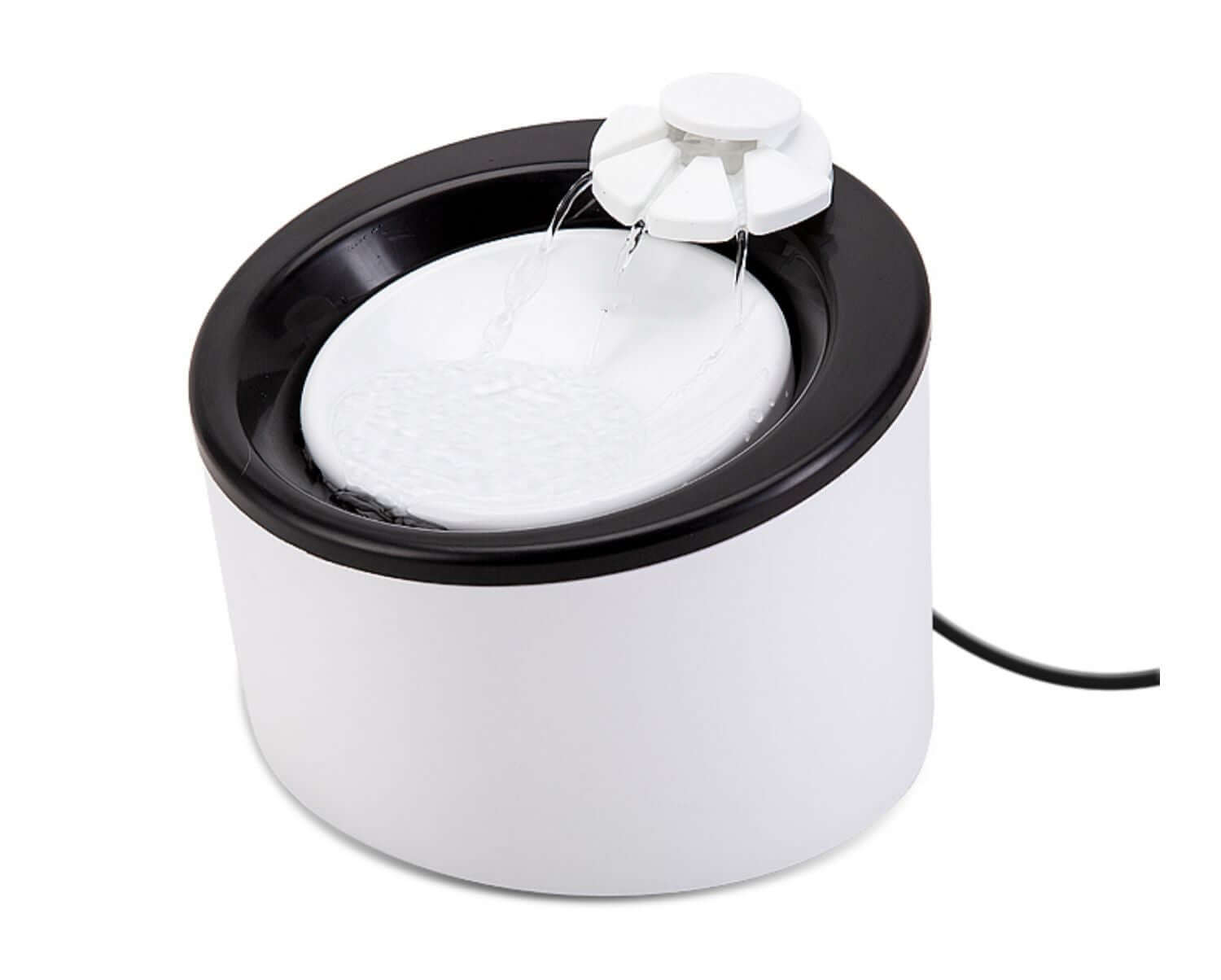 Distributeur automatique d'eau pour chats et chiens, en plastique blanc, avec un design esthétique et source continue d'eau fraîche.