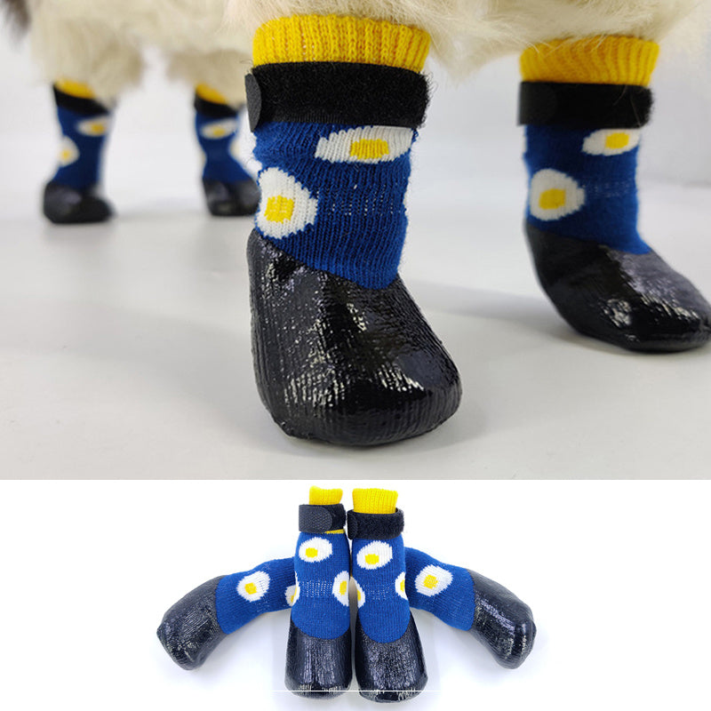 Chaussettes antidérapantes et imperméables pour chiens avec motif d'œufs au plat, offrant confort et protection.