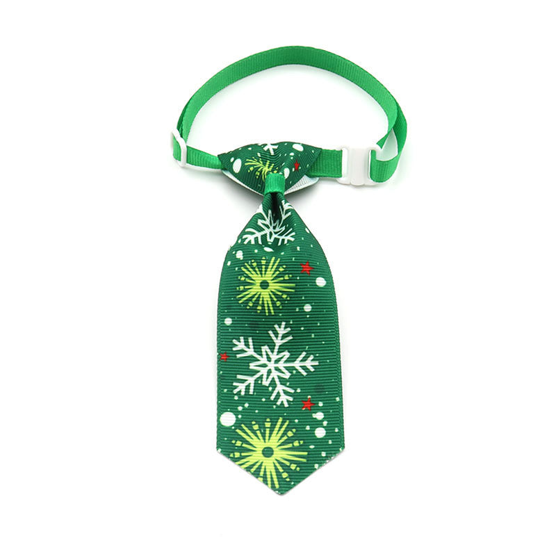 Nœud papillon de Noël vert pour animaux, décoré avec flocons de neige et étoiles, ajoutant une touche festive.