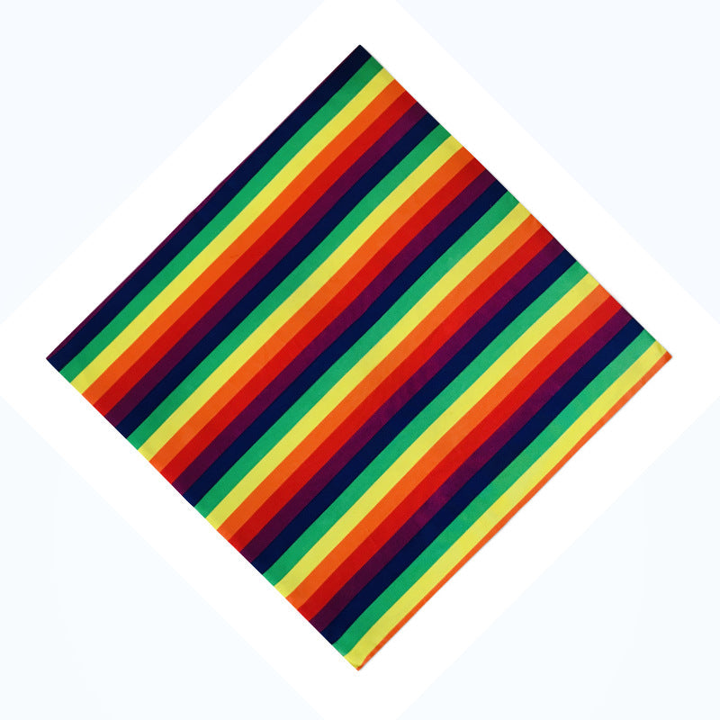 Serviette carrée à rayures en polyester arc-en-ciel, idéale pour accessoires d'extérieur, 54x54 cm.