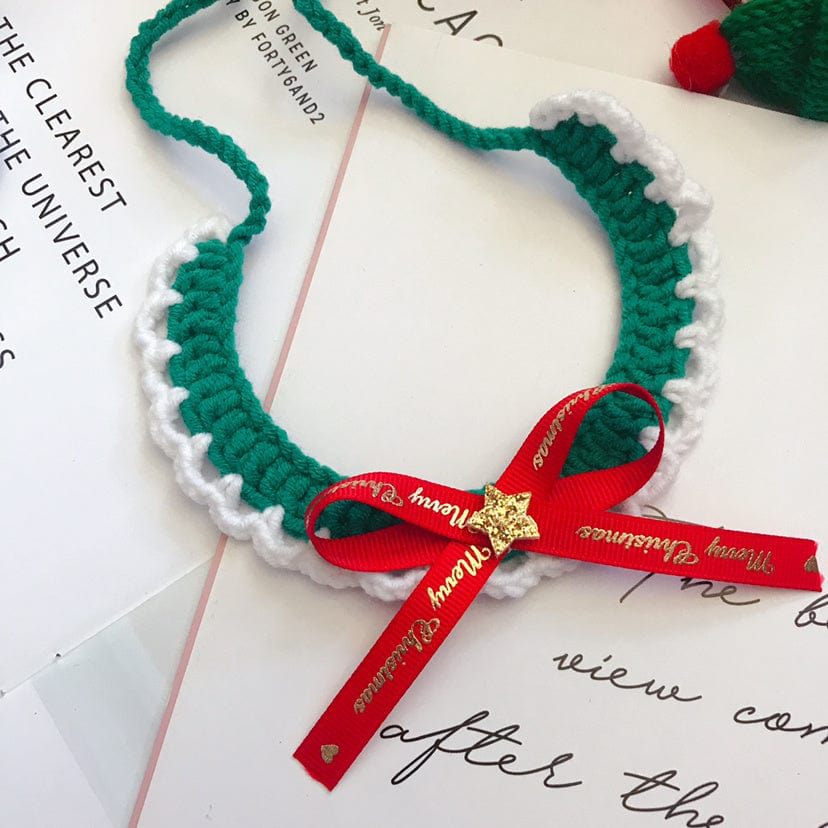 Collier en laine tissé à la main pour animaux avec décorations festives rouges et vertes.