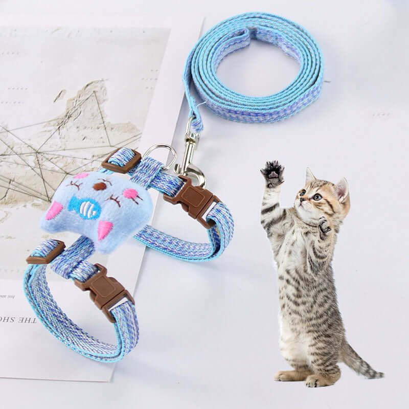 Harnais ajustable bleu pour chats avec laisse, conçu pour des promenades confortables et sécurisées.