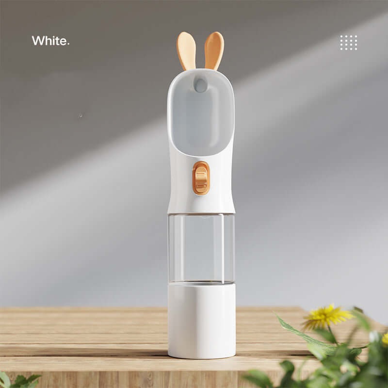 Bouteille d'eau de voyage pour animaux de compagnie, design pratique avec oreilles en silicone, couleur blanche.