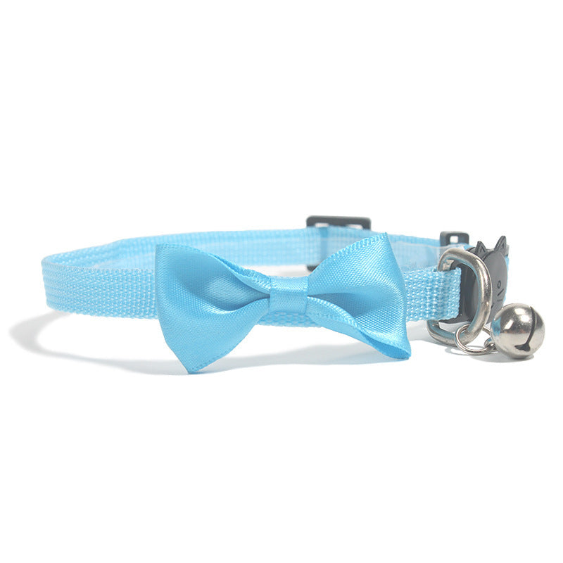 Collier à nœud en nylon bleu pour chats avec cloche, idéal pour les accessoires pour animaux.