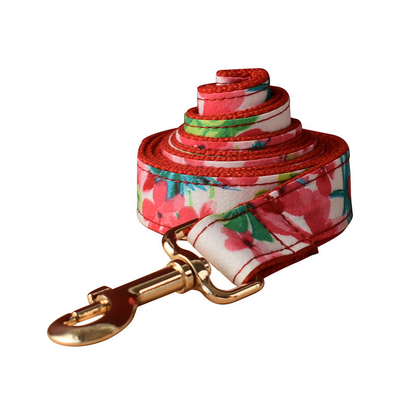 Laisse pour chien à imprimé floral rouge, en coton doux, élégante et moderne pour les promenades.