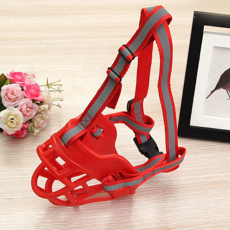 Masque en silicone rouge pour chien, idéal pour limiter les aboiements et les morsures.