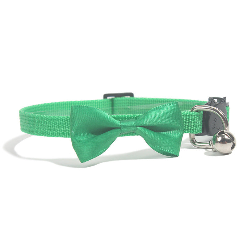 Collier à nœud vert en nylon avec cloche pour chats, style vibrant et design élégant.