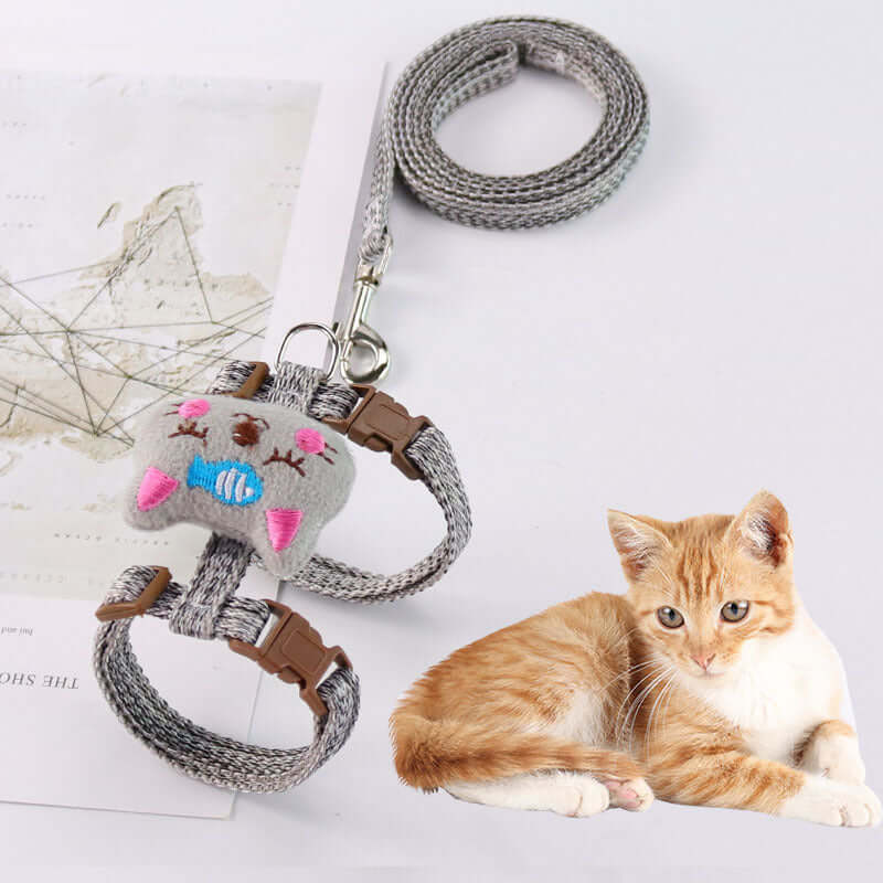 Harnais et laisse ajustable pour chat avec motif amusant, idéal pour les promenades en pleine sécurité.