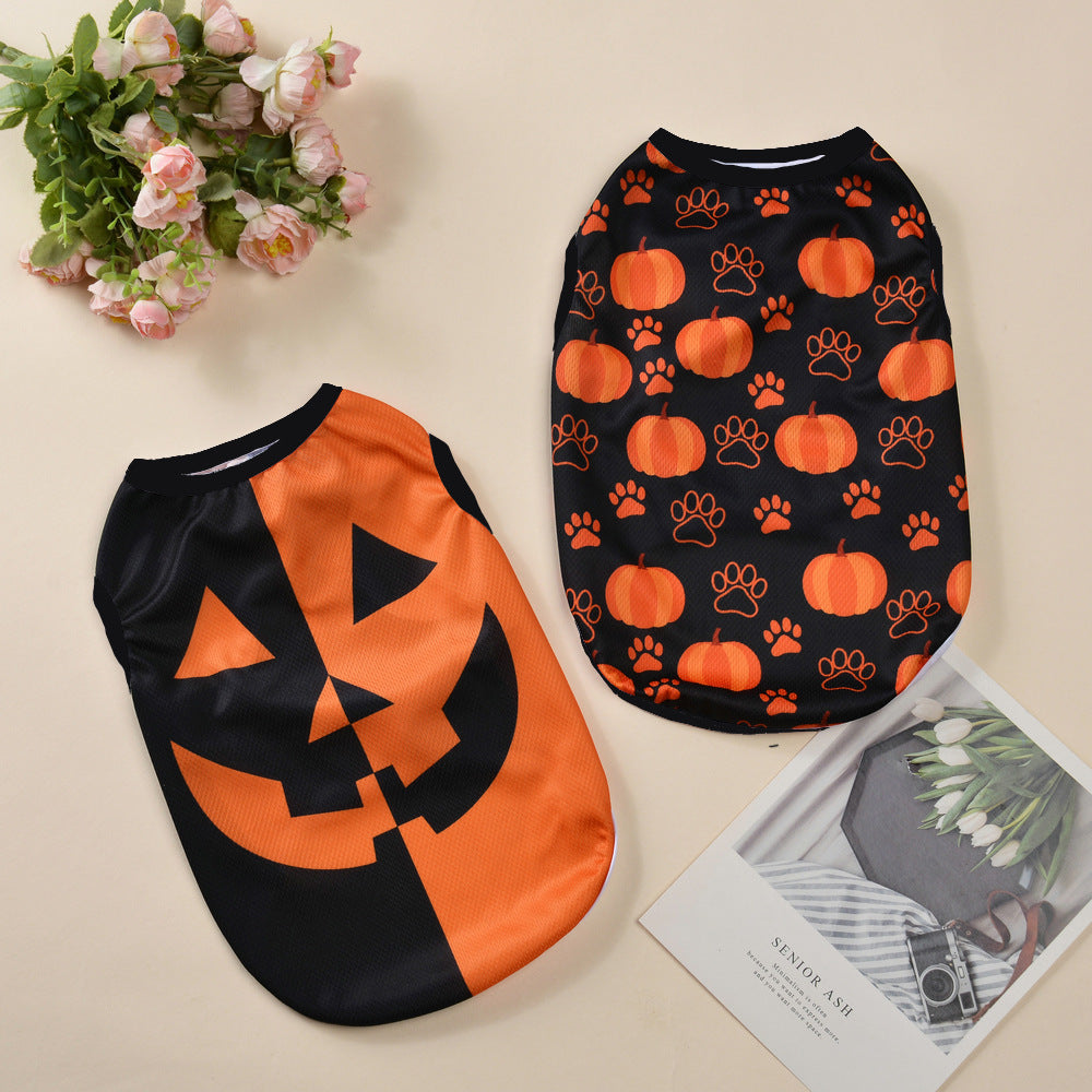 Costumes d'Halloween pour chien avec motifs de citrouilles et pattes sur fond noir.