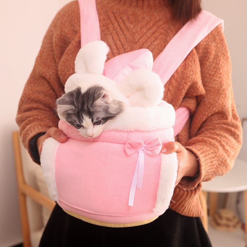 Sac à dos en velours rose avec un chat à l'intérieur, idéal pour les amoureux des animaux et les accessoires tendance.
