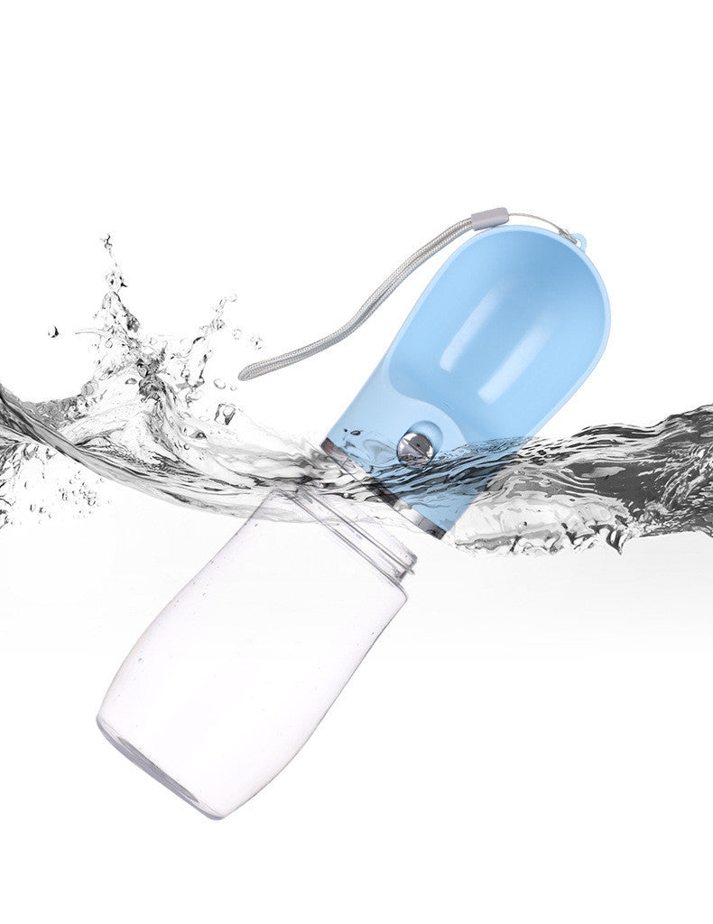 Gobelet d'eau portable en plastique bleu pour animaux, idéal pour les sorties en plein air.