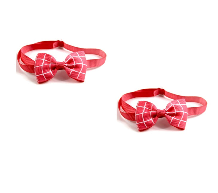 Écharpe à carreaux rouge pour animaux avec nœud élégant, accessoire tendance pour chiens et chats.