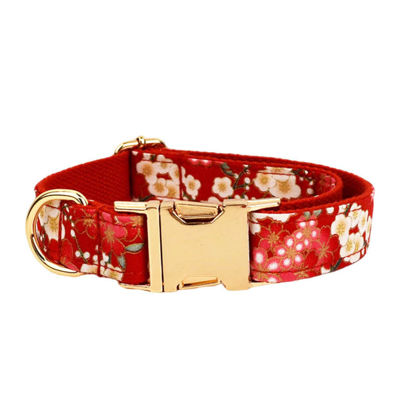 Collier floral japonais pour chien en tissu rouge avec boucle en alliage, parfait pour un style unique et confortable.