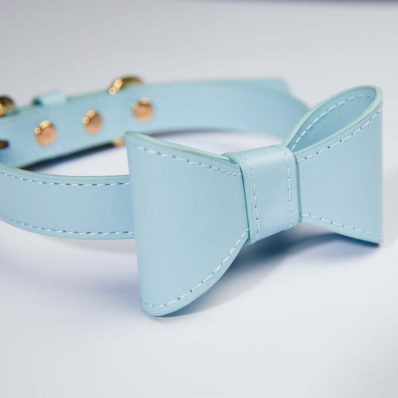 Collier pour chien en coton bleu avec un mignon nœud, parfait pour les promenades élégantes et stylées.