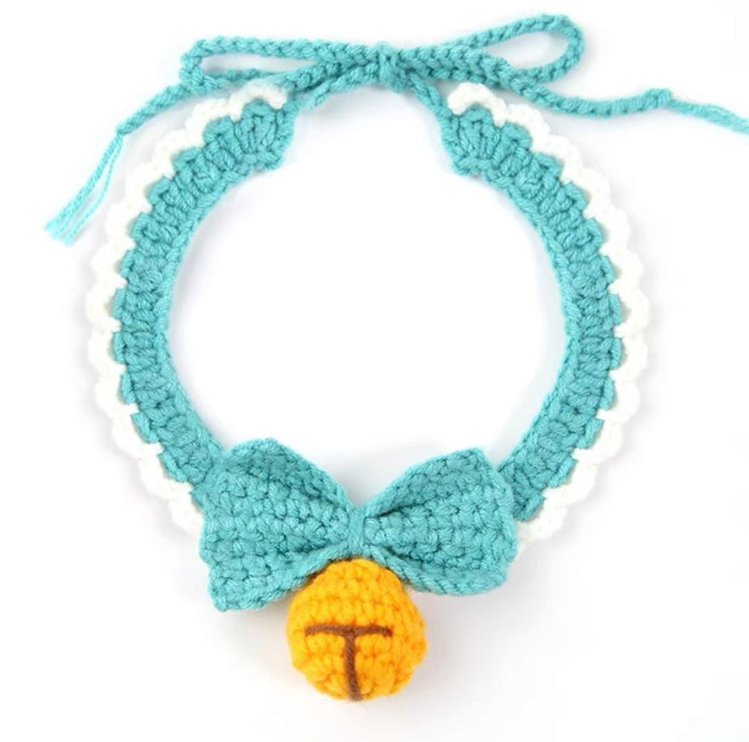 Écharpe à col en tricot pour chats et chiens, avec nœud et cloche, en coton biologique, style élégant et confortable.