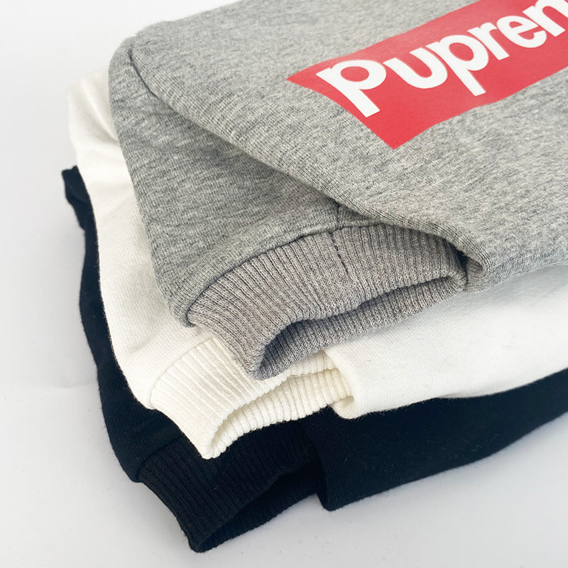 Empilage de sweats à capuche en coton pour chien, disponible en gris, blanc et noir, style décontracté.