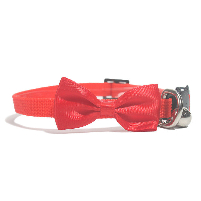 Collier à nœud rouge en nylon pour chats avec cloche, élégant et coloré.