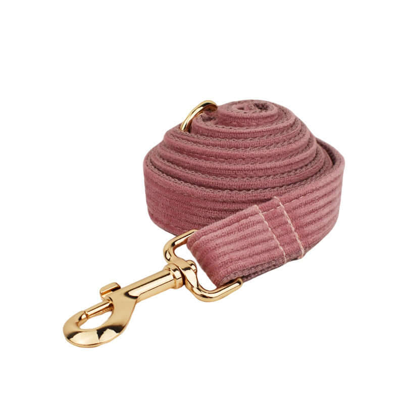 Laisse en velours côtelé rose avec mousqueton doré pour chien, pour promenades stylées et confortables.