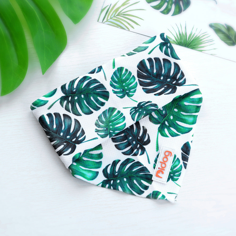 Écharpe en coton doux pour chien avec motifs de feuilles tropicales, idéale pour le confort et le style de votre compagnon.