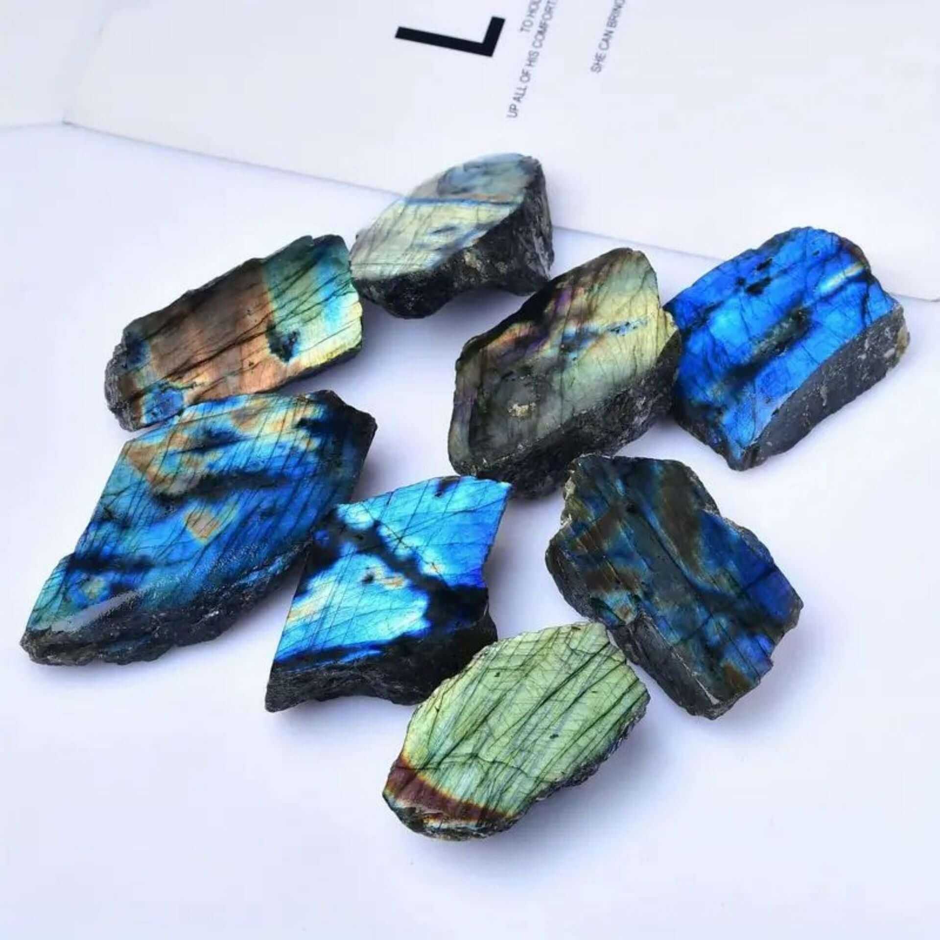Morceaux de labradorite polie aux reflets bleus et verts, parfaits pour la décoration et les propriétés spirituelles.