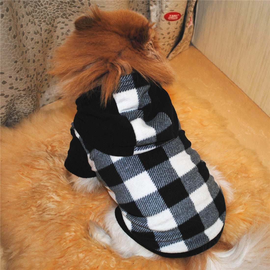 Pull à capuche pour chien en fleece noir et blanc à carreaux, parfait pour garder votre animal au chaud cet hiver.