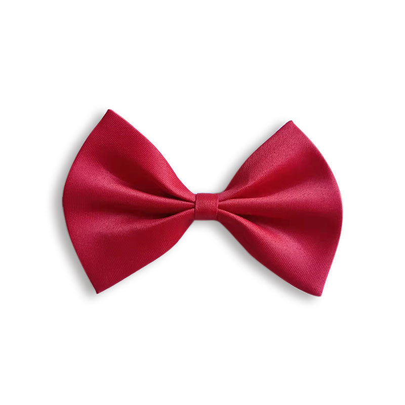 Nœud en satin rouge, élégant et coloré, idéal pour accessoires d'animaux ou tenues festives.