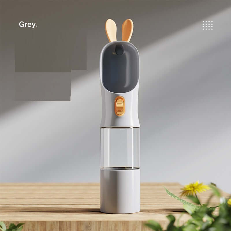 Gobelet portable gris pour nourriture et eau pour animaux avec oreilles de lapin, idéal pour sorties.