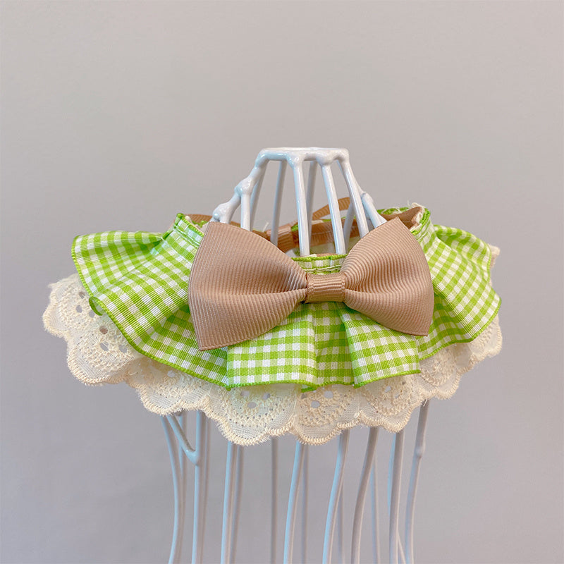 Nœud papillon mignon pour animaux, accessoire élégant en coton à carreaux verts et dentelle blanche.