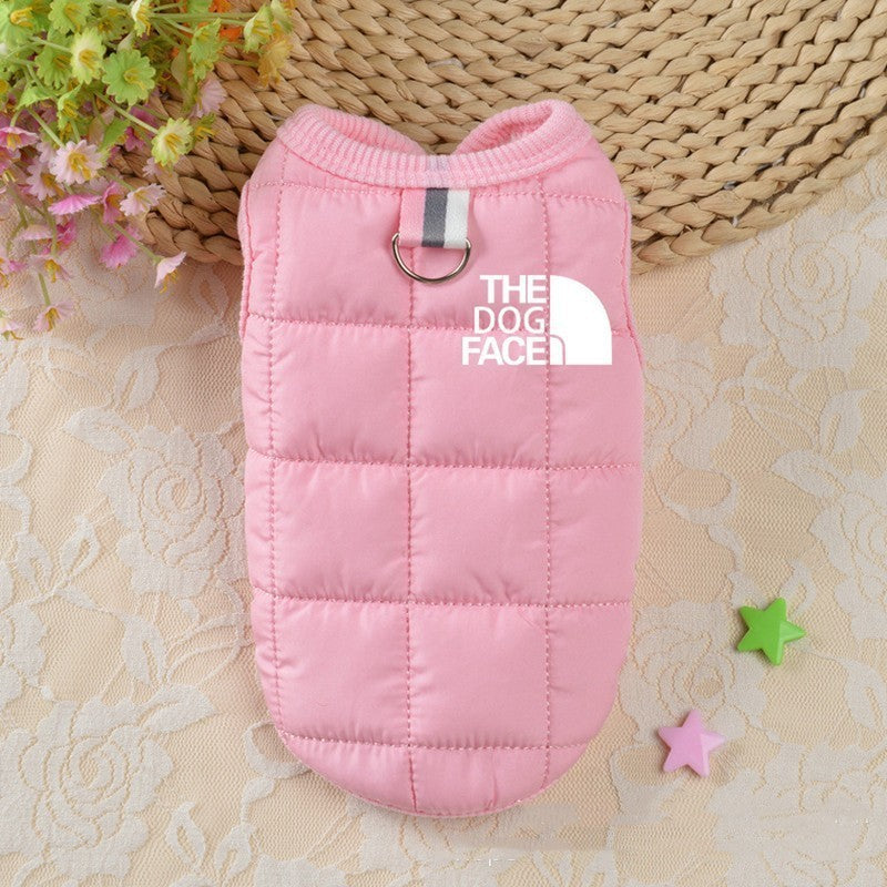 Vêtement pour chien en polaire rose, style décontracté, idéal pour garder les animaux au chaud, avec accent logo.