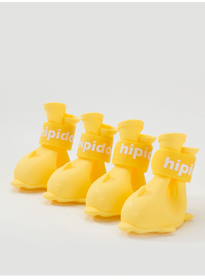 Quatre bottes de pluie jaunes en gel pour animaux avec élastiques, idéales pour garder les pattes au sec.