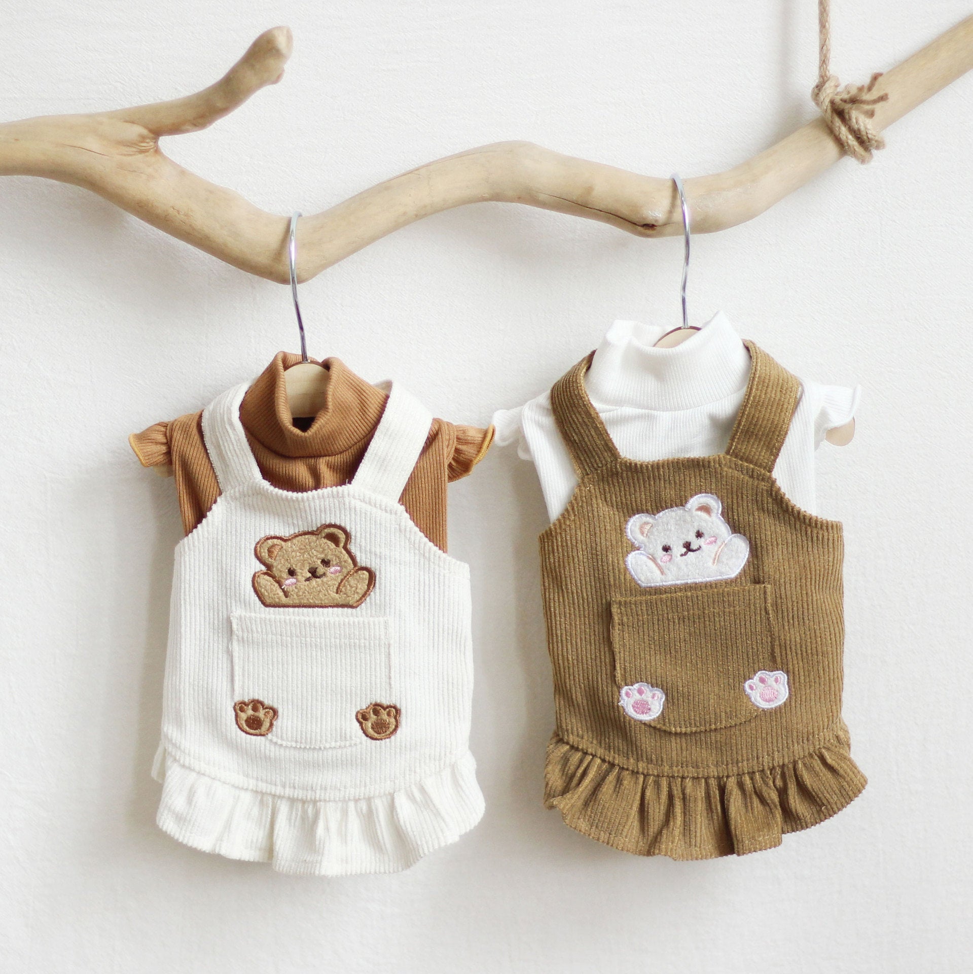 Jupe salopette cartoon pour petit chien, en coton doux, avec motifs ours, style décontracté.
