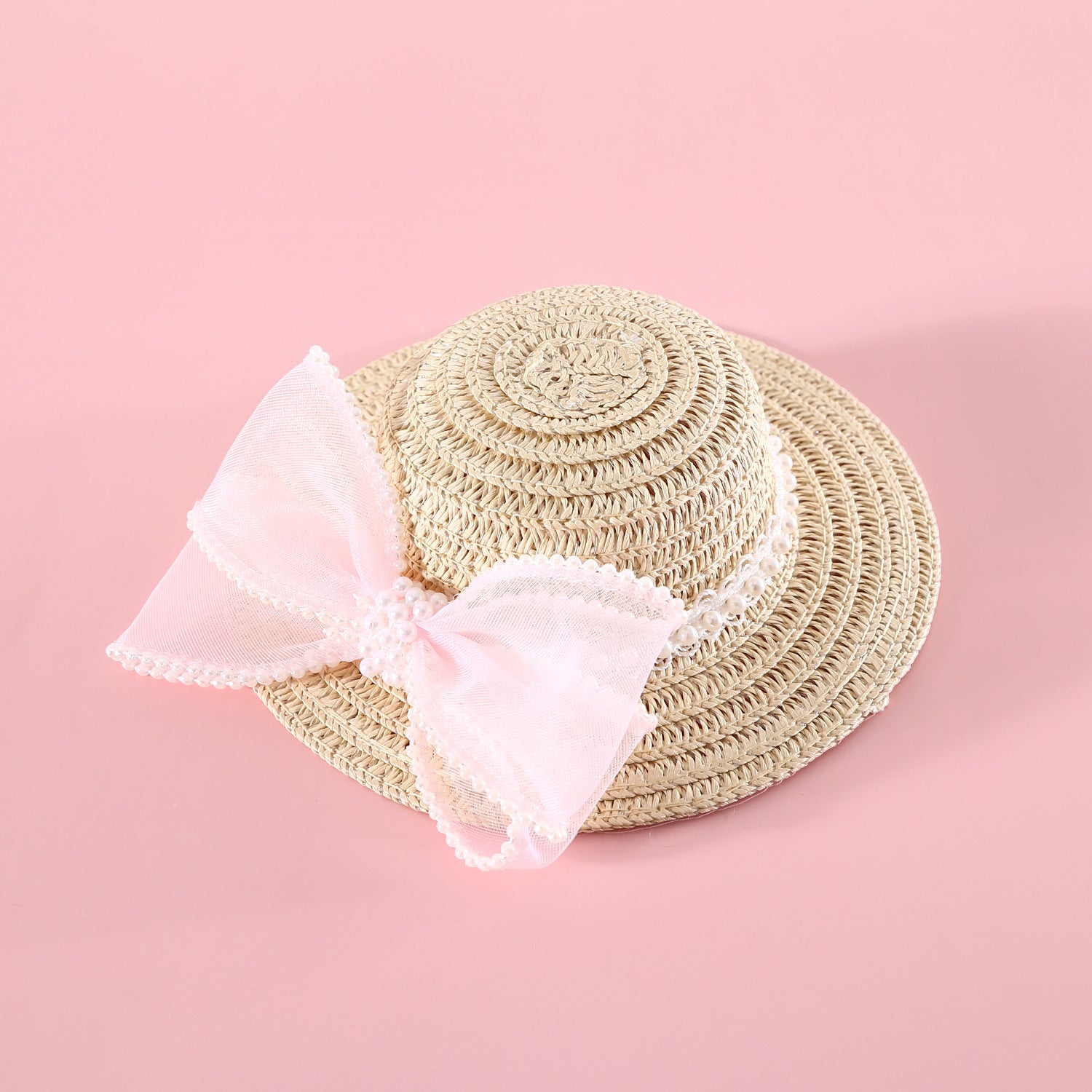 Chapeau en paille avec nœud en perles, parfait pour les chats, ajoutant élégance à leur garde-robe.
