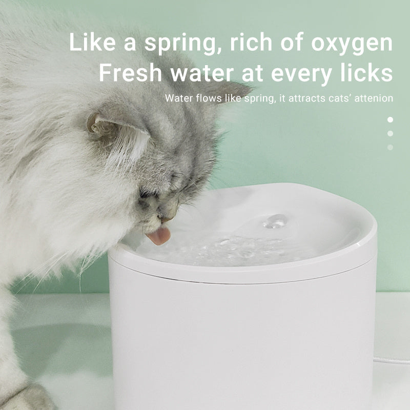 Chat buvant de l'eau d'une fontaine intelligente, design moderne et durable pour l'hydratation optimale des animaux.