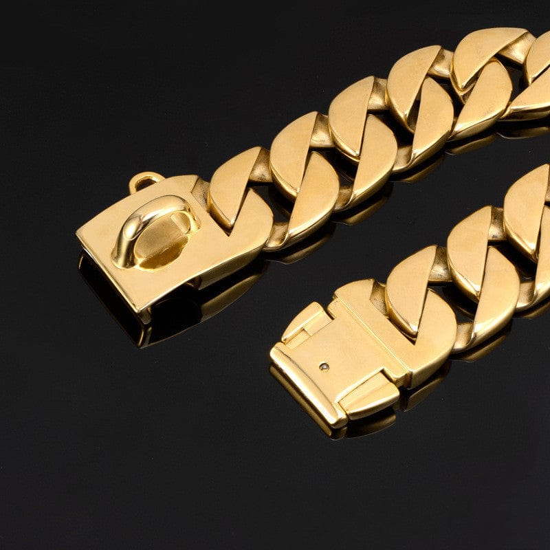 Bracelet en or brillant avec fermeture sécurisée, design élégant et moderne sur fond noir.