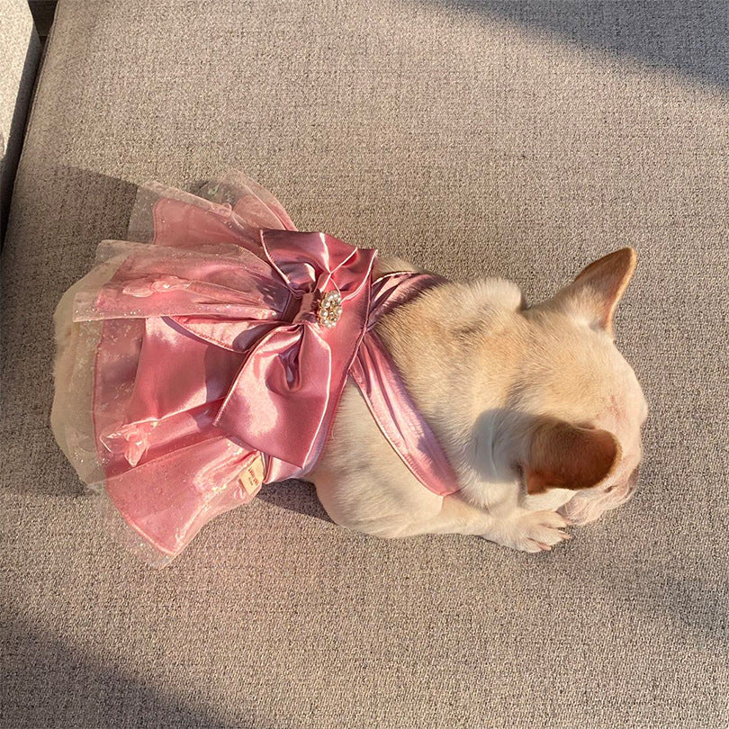Jupe en maille rose pour chien avec nœud et perle, offrant élégance et confort.