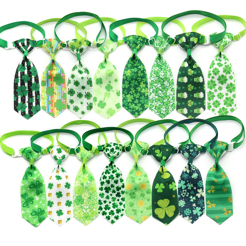 Cravate verte pour animaux de compagnie avec motifs de trèfle, parfaite pour la Saint-Patrick et les occasions festives.