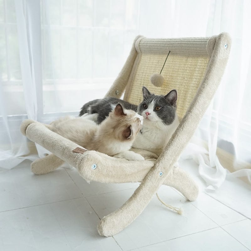 Deux chats confortablement installés sur un lit sofa pour chat beige, parfait pour le repos et le jeu.