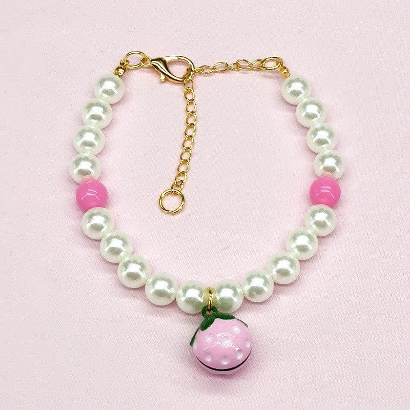 Collier pour animaux avec cloche en perles blanches et roses, ornement festif pour Noël.