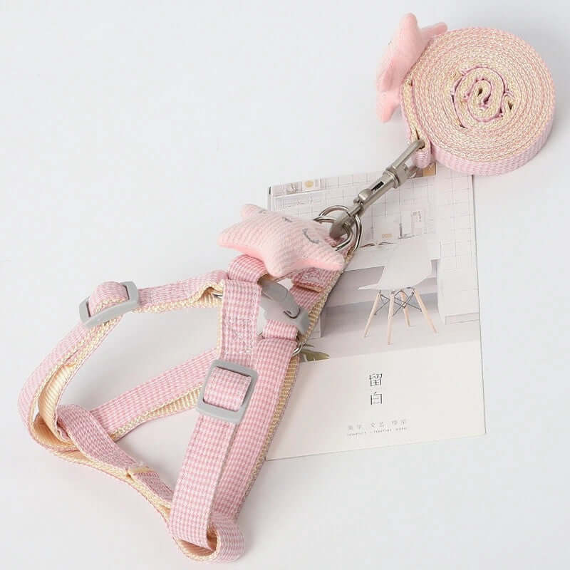 Laisse pour chien en nylon rose avec harnais, adapté pour des promenades stylées et sécurisées.