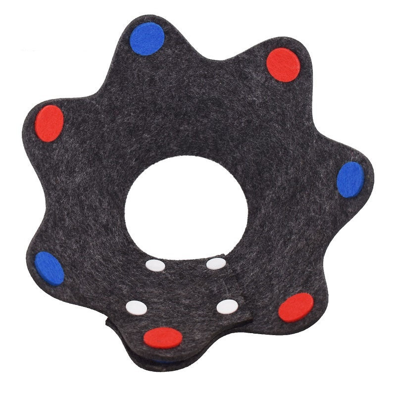 Collier de récupération léger ajustable pour chat, en tissu non tissé, couleur foncée avec motifs colorés.