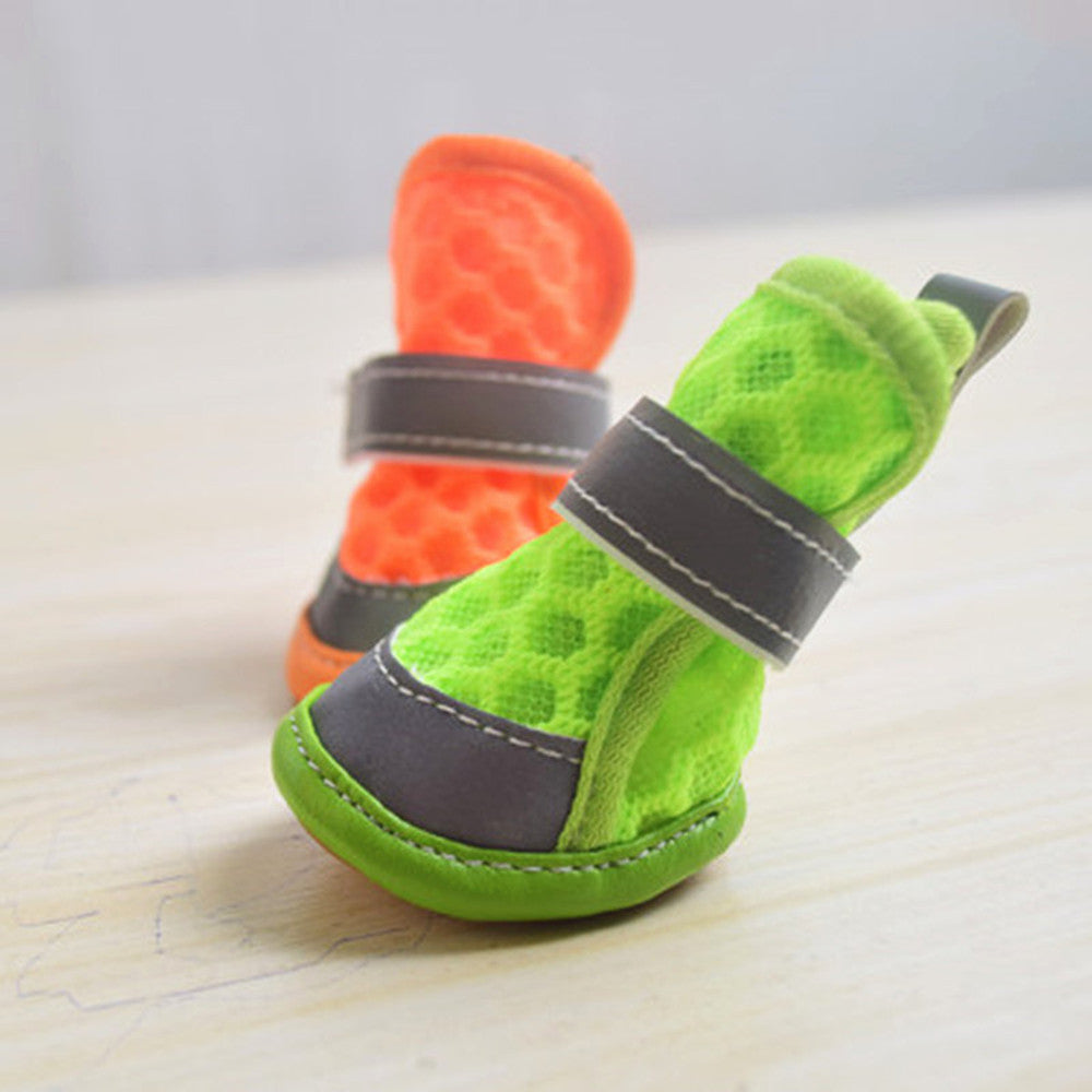 Chaussures pour petits chiens confortables en caoutchouc, colorées en orange et vert, pour protection optimale.