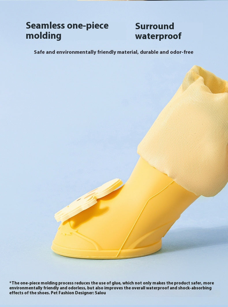 Botte pour chien en caoutchouc jaune, imperméable, avec design sans couture et confortable.