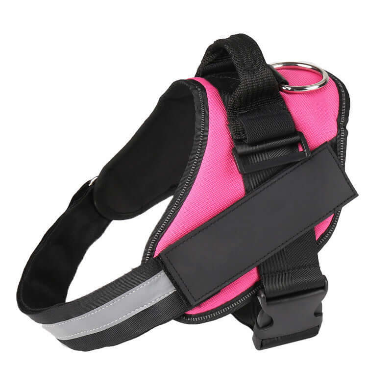 Harnais pour chien rose avec sangle ajustable et boucle de sécurité, offrant confort et maintien.